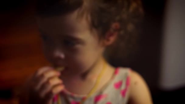 La jeune fille a reçu un melon en forme de panier en cadeau. La fille est très heureuse. Vidéo 4k — Video