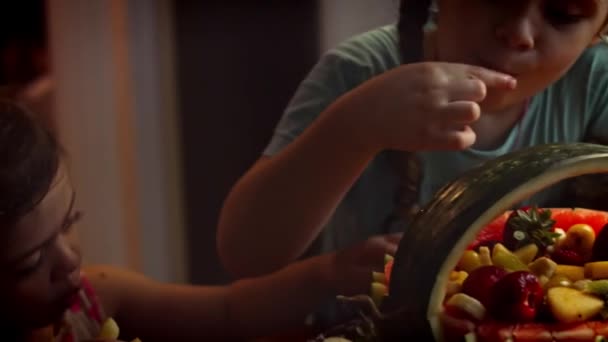 Két lány kapott ajándékba egy kosár alakú dinnyét. A lány nagyon boldog. 4k videó — Stock videók