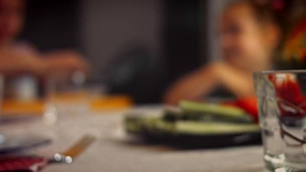 Oma stellt warmes Essen auf den Tisch. Babys feiern Geburtstage. 4k-Video — Stockvideo