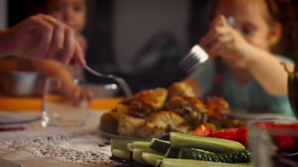 La abuela pone comida caliente en la mesa. Los bebés celebran cumpleaños. Vídeo 4k — Vídeo de stock