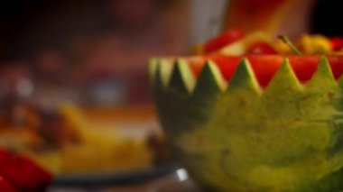 Büyükannem masaya sıcak yemek koyar. Bebekler doğum günlerini kutlar. 4k video