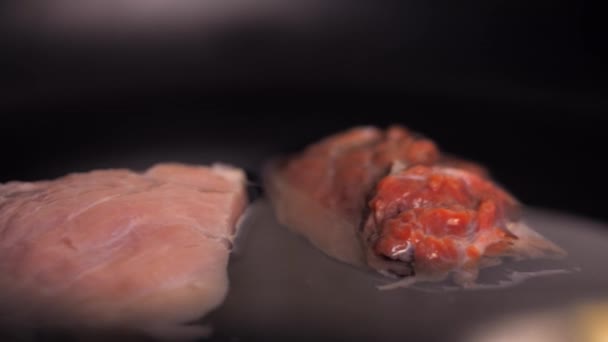 Öntök egy pohár vizet. Sertéssült és marhahús a serpenyőben. 4k videó — Stock videók