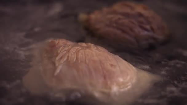 Smażę wieprzowinę i wołowinę w wodzie. Wymieszać sok z łyżką. 4k wideo — Wideo stockowe