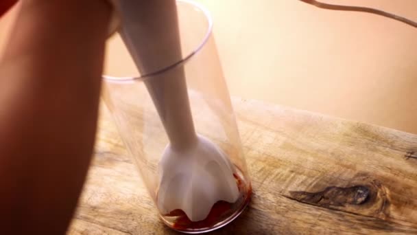 Ponha tomates vermelhos e suco de carne em um liquidificador. 4k vídeo — Vídeo de Stock
