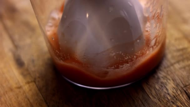 Ponga los tomates rojos y el jugo de carne en una licuadora. Vídeo 4k — Vídeos de Stock