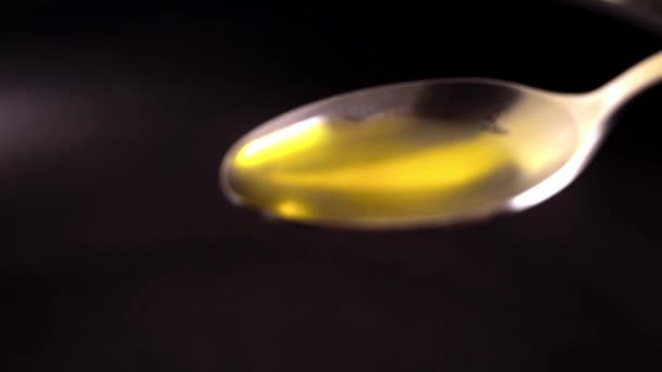 Tuangkan tablespoon minyak zaitun ke dalam panci. Video 4k — Stok Video