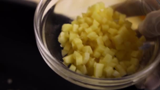 In einer Pfanne geschnittene Kartoffeln mit Zwiebeln anbraten. 4k-Video — Stockvideo
