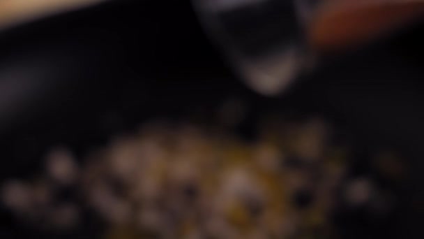 볶는 혼합물 위에 토마토 주스를 붓는다. 나는 월 넛 소스에 있는 멕시코 불룩 한 포블 라 노 고추를 준비 합니다. 4k 비디오 — 비디오