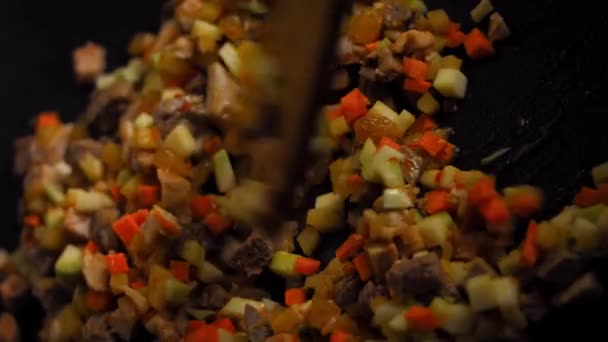 Misturar com mistura de colher de madeira. Eu preparo pimentas mexicanas recheadas com molho de noz. 4k vídeo — Vídeo de Stock