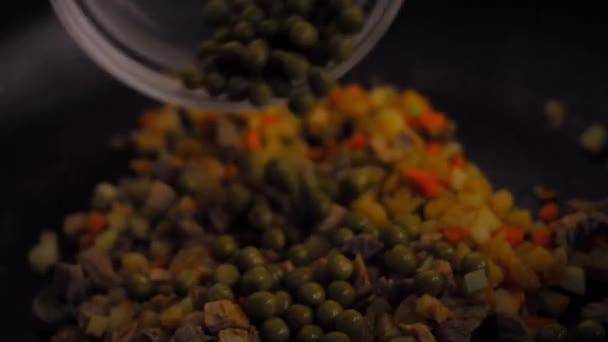 Verser les petits pois et les abricots secs sur le mélange de friture. Je prépare des poivrons de Poblano farcis mexicains en sauce aux noix. Vidéo 4k — Video