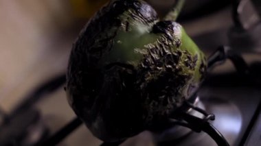 Ateşte kızarmış yeşil biber. Ceviz soslu Meksika Poblano Peppers 'ı hazırlıyorum. 4k video