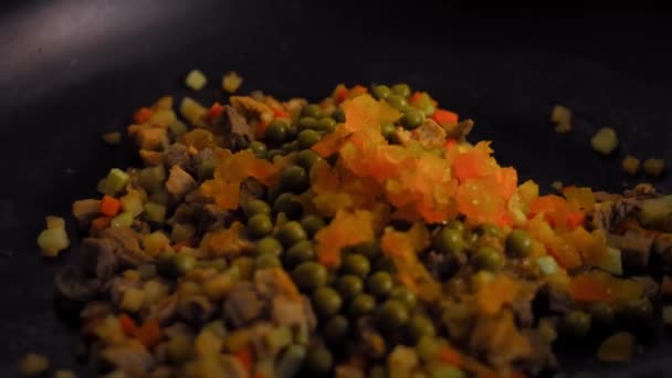 Pus canela sobre a mistura de fritura. Eu preparo pimentas mexicanas recheadas com molho de noz. 4k vídeo — Vídeo de Stock