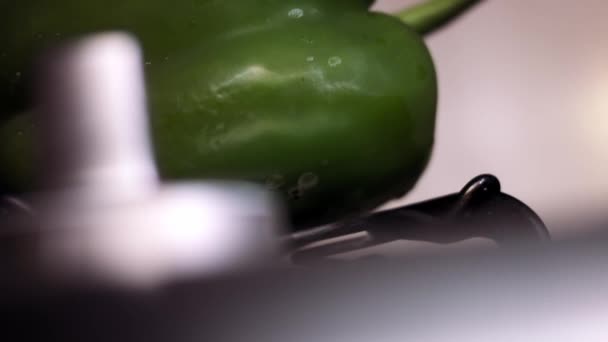 Жареный зеленый перец в огне. Я готовлю мексиканский фаршированный Poblano Peppers в ореховом соусе. 4k видео — стоковое видео