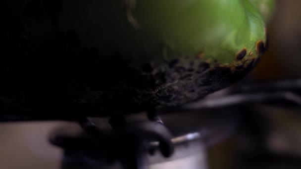 Freír pimientos verdes en el fuego. Preparo chiles poblanos rellenos mexicanos en salsa de nuez. Vídeo 4k — Vídeos de Stock