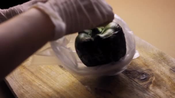 J'ai mis le poivre vert dans le sac. Je prépare des poivrons de Poblano farcis mexicains en sauce aux noix. Vidéo 4k — Video