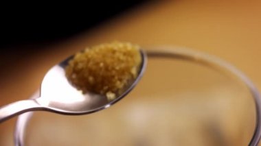 Kahverengi şekeri miksere dök. Ceviz soslu Meksika Poblano Peppers 'ı hazırlıyorum. 4k video