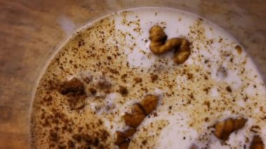 Tarçını miksere dök. Ceviz soslu Meksika Poblano Peppers 'ı hazırlıyorum. 4k video