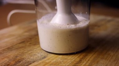 Ceviz sosu için gereken tüm malzemeleri miksere koy. Ceviz soslu Meksika Poblano Peppers 'ı hazırlıyorum. 4k video