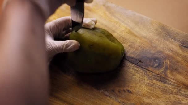 Hago un corte del pimiento horneado. Preparo chiles poblanos rellenos mexicanos en salsa de nuez. Vídeo 4k — Vídeos de Stock