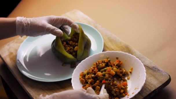 Ρίχνουμε το μείγμα των συστατικών στο ψημένο πιπέρι. Ετοιμάζω μεξικάνικα Poblano Peppers σε σάλτσα καρυδιών. Βίντεο 4k — Αρχείο Βίντεο