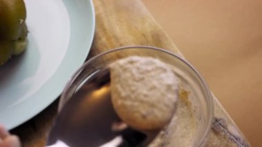 Pablano biberinin üzerine bir kaşık ceviz sosu dök. Ceviz soslu Meksika Poblano Peppers 'ı hazırlıyorum. 4k video