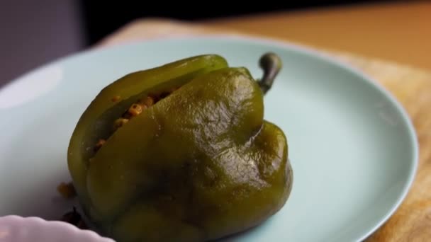 Vierta la mezcla de ingredientes en el pimiento horneado. Preparo chiles poblanos rellenos mexicanos en salsa de nuez. Vídeo 4k — Vídeo de stock