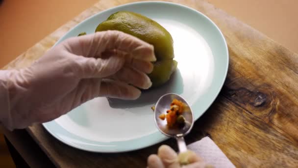 Preparo chiles poblanos rellenos mexicanos en salsa de nuez. Vídeo 4k — Vídeo de stock