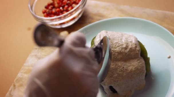 Verser une cuillère à soupe de sauce aux noix sur le piment pablano. Je prépare des poivrons de Poblano farcis mexicains en sauce aux noix. Vidéo 4k — Video