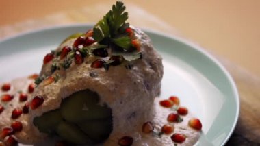 Ceviz soslu Meksika Poblano Peppers 'ı hazırlıyorum. 4k video