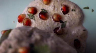 Ceviz soslu Meksika Poblano Peppers 'ı hazırlıyorum. 4k video