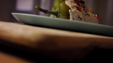 Ceviz soslu Meksika Poblano Peppers 'ı hazırlıyorum. 4k video
