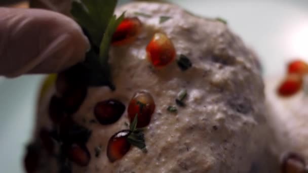 Ik heb er peterselie over gedaan. Ik maak Mexicaanse gevulde Poblano Peppers in walnoot saus. 4k video — Stockvideo