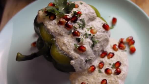 Я готовлю мексиканский фаршированный Poblano Peppers в ореховом соусе. 4k видео — стоковое видео