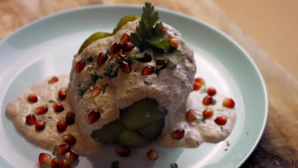 Ετοιμάζω μεξικάνικα Poblano Peppers σε σάλτσα καρυδιών. Βίντεο 4k — Αρχείο Βίντεο