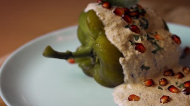 Ετοιμάζω μεξικάνικα Poblano Peppers σε σάλτσα καρυδιών. Βίντεο 4k — Αρχείο Βίντεο
