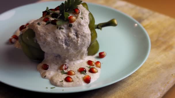 Preparo chiles poblanos rellenos mexicanos en salsa de nuez. Vídeo 4k — Vídeos de Stock