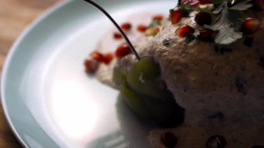 Ceviz soslu Meksika Poblano Peppers 'ı hazırlıyorum. 4k video