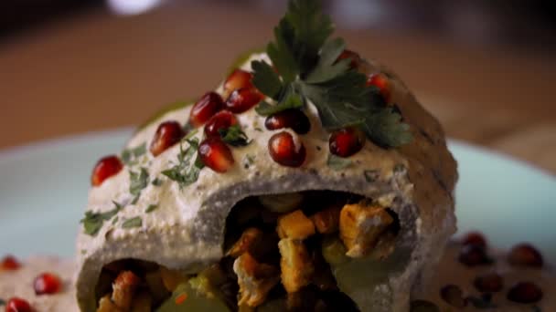 Eu preparo pimentas mexicanas recheadas com molho de noz. 4k vídeo — Vídeo de Stock