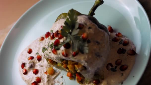 Ich bereite mexikanische gefüllte Poblano-Paprika in Walnusssoße zu. 4k-Video — Stockvideo