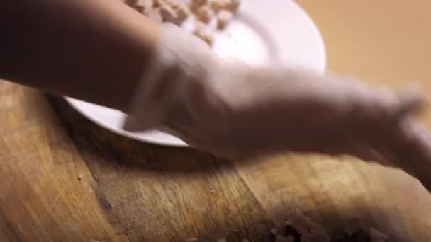 Corte a carne em pequenos pedaços. 4k vídeo — Vídeo de Stock