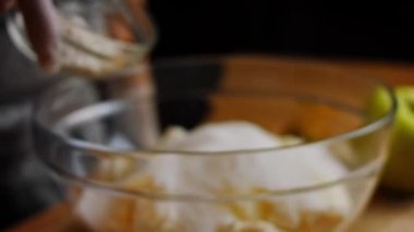 Cheesekake malzemelerine un ekliyorum. 4k video
