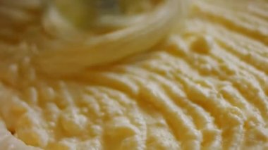 Cheesekake 'in malzemelerini karıştırıcıyla karıştırıyorum. 4k video