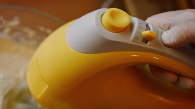 Cheesekake 'in malzemelerini karıştırıcıyla karıştırıyorum. 4k video