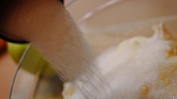 Le puse un vaso de azúcar a los ingredientes del cheesekake. Vídeo 4k — Vídeo de stock