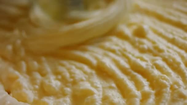 Cheesekake 'in malzemelerini karıştırıcıyla karıştırıyorum. 4k video — Stok video