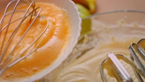 Aggiungere l'uovo mescolato agli ingredienti del cheesekake. 4k video — Video Stock