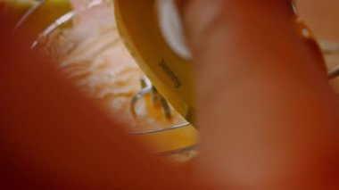 Cheesekake 'in malzemelerini karıştırıcıyla karıştırıyorum. 4k video