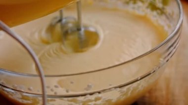 Cheesekake 'in malzemelerini karıştırıcıyla karıştırıyorum. 4k video