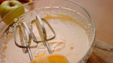 Cheesekake 'in malzemelerini karıştırıcıyla karıştırıyorum. 4k video