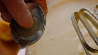 Cheesekake malzemeleri için limon suyu çekirdeklerini temizle. 4k video